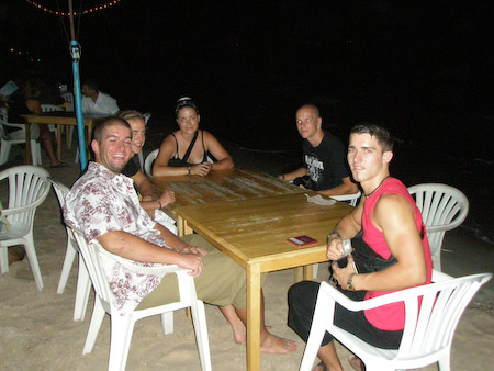 Beim Warten aufs Abendessen am Strand von Koh Tao