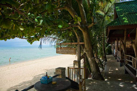 Das ist unsere Bungalowanlage, man beachte die traumhafte Lage direkt am Strand! Das hinterste Häuschen ist unsres!