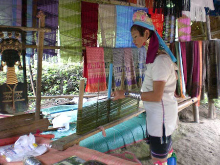 Eine Longneckfrau beim Weben der Stoffe, die dann an die Touristen verkauft werden