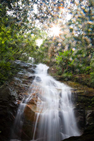 Direkt neben dem Dorf geht ein riesiger Wasserfall herunter, der sicher 70 Meter hoch ist