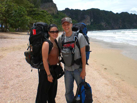 Endlich sind wir am Meer angekommen! Nachdem wir in Krabi angekommen sind, machen wir uns gleich auf den Weg nach Ao Nang, wo uns ein anderer Tourist am Strand fotografiert