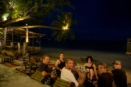 Chill out in der Lotusbar (Koh Tao) vor uns auf dem Tisch Eimer mit Thaiwhisky-Colamischung