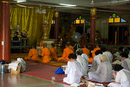 Ein kleiner Einblick in einen Tempel, singende, betende buddhistische Mönche
