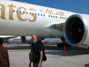 Fabi beim Einsteigen in unseren Flieger (Boeing 377) der Emirates Airline