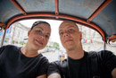 Wir 2 bei einer Stadtrundfahrt in einem Tuk Tuk, dem typisch thailändischen öffentlichen Transportmittel