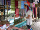 Eine Longneckfrau beim Weben der Stoffe, die dann an die Touristen verkauft werden