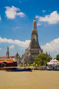Auf dem Weg in Richtung Süden machen wir einen 1-tägigen Zwischenstopp in Bangkok, hier sieht man den Tempel der Morgenröte "Wat Arun" vom großen Menam Chao Praya aus, dem großen Fluss, der durch Bangkok fließt