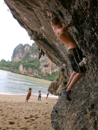 Fabi beim bouldern am Strand